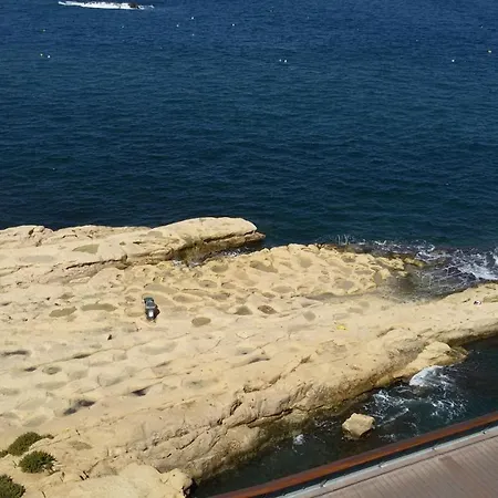 شقة A Seafront Away From