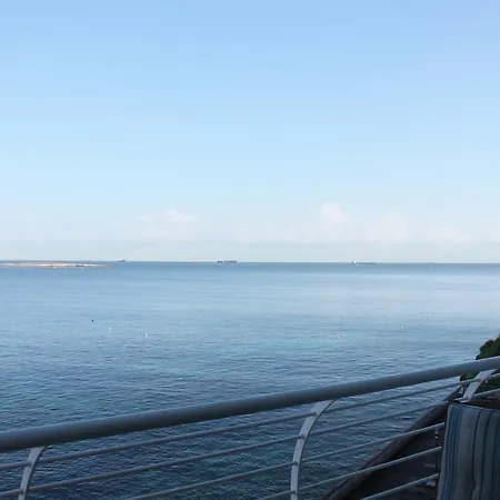 A Seafront Away From Apartament